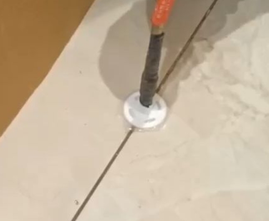鄂尔多斯瓷砖空鼓维修公司专业解答瓷砖在铺贴过程中，如果没有涂抹均匀到位的粘结材料（如水泥砂浆或瓷砖胶），可能会导致以下问题